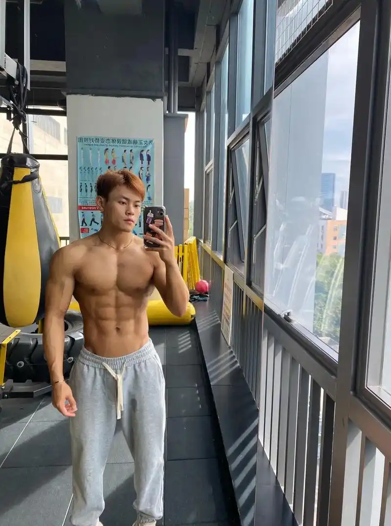 镜中男人  别管那么多了 先帅了再说 #健身 #腹肌 #自 - 抖音