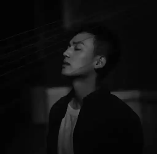 散发荷尔蒙的男人图片,男人成熟稳重荷尔蒙照片