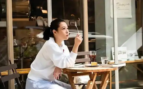 著名歌手刘若英痴恋大10岁恩师为何最后情定北京富豪