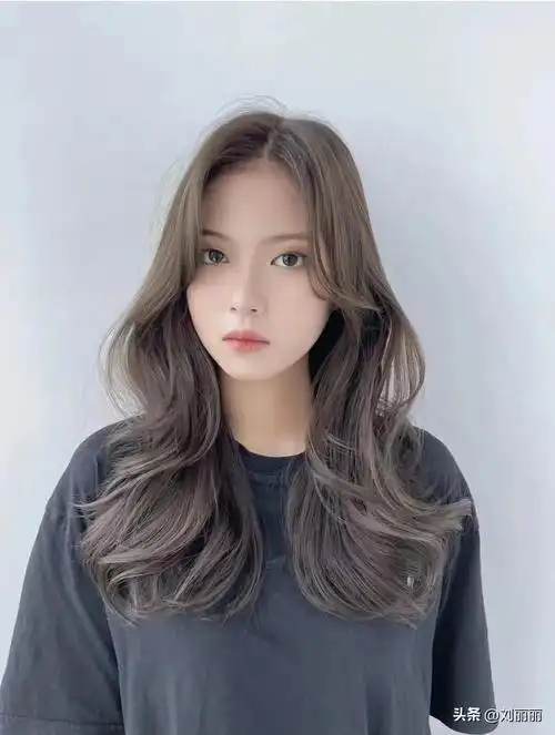 关注刘丽丽女人想要美,离不了发型的衬托,好的发型可以有效地对于头型