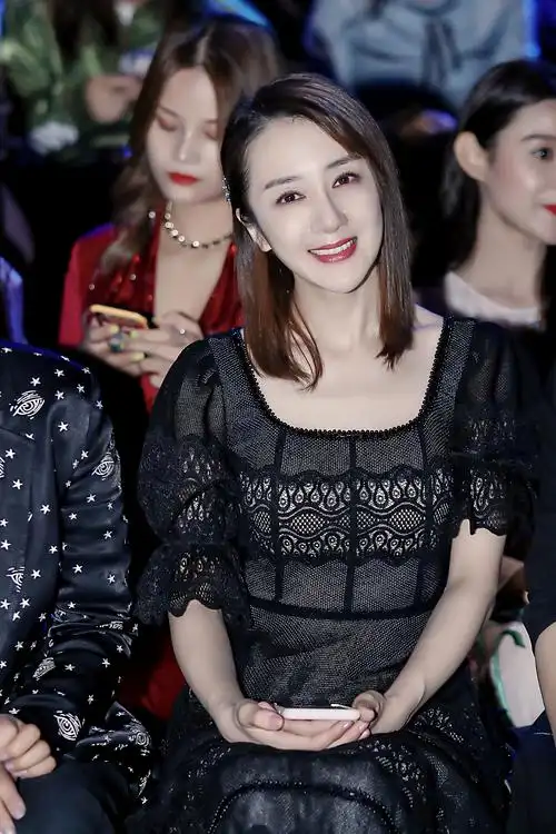 李依晓身着复古宫廷袖连衣裙 尽显高级气息感