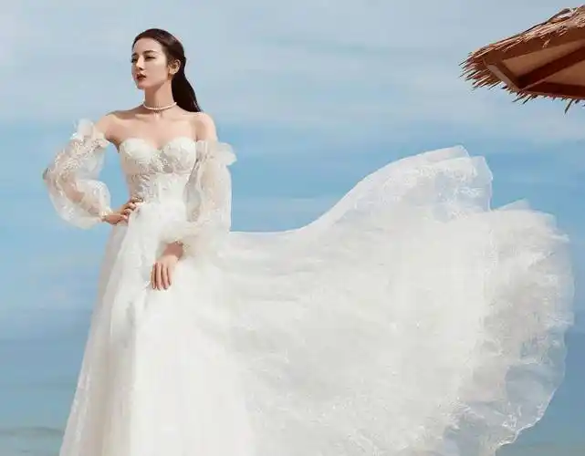 随着年龄的增长,迪丽热巴身上的负面争议却变得越来越多.