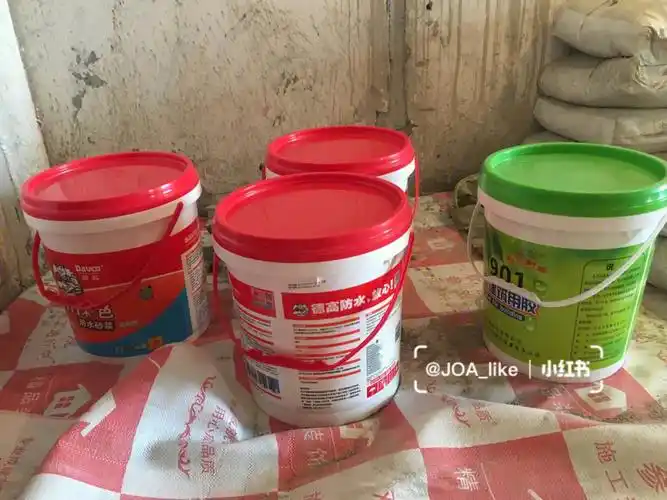 家里进度,发现防水涂料都已经到位了,3桶德高旁边默默加了一桶901胶水