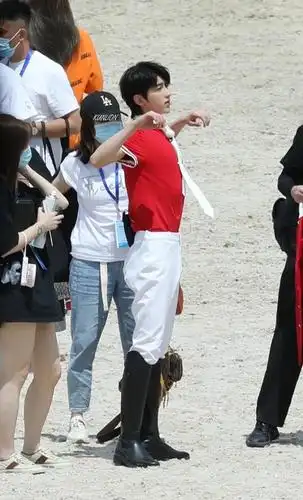 原创奔跑吧路透流出蔡徐坤身穿红色马术服现实中的白马王子