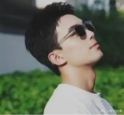 成熟又稳重的男人只缺一副好看的银丝眼镜,想要同款