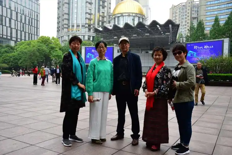 南京路上5人合影.