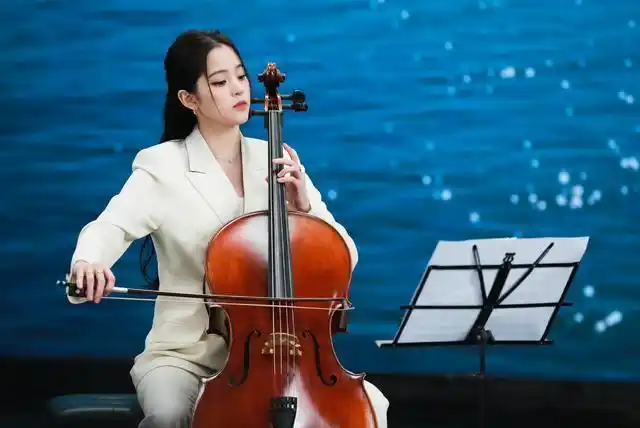22岁欧阳娜娜气质真出众,一身白色西装拉大提琴,高贵优雅