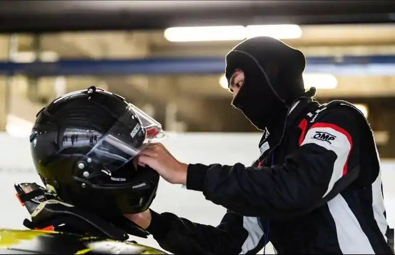 吴亦凡深夜更新照片存货 认真专注的赛车手凡