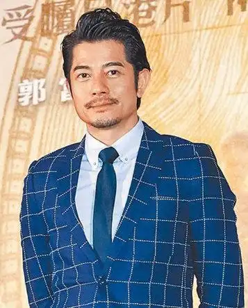 57岁郭富城近况曝光,被路人要求合照 ,亲切应允状态超好