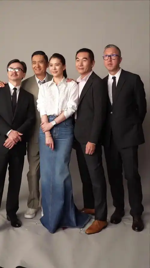 周润发 袁咏仪 方中信 拍摄新片宣传照,在他们的脸上看到了岁月也看到