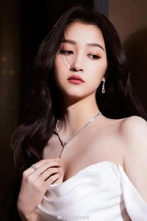 关晓彤抹胸白色开衩长裙大片 及腰长发大长腿十分吸睛