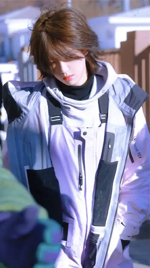 陆柯燃《超有趣滑雪大会》神级饭拍 中长发的小陆绝了……_awsl_少年