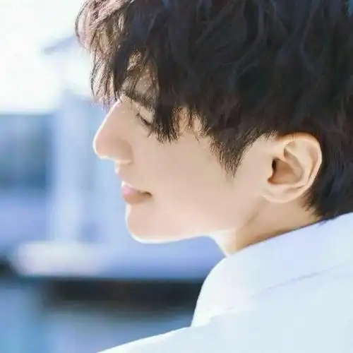 眼角带笑清新男生头像图片