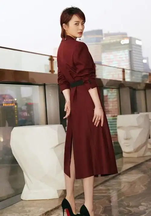42岁的蒋勤勤将暗红色裙子穿出了新高度被她的气质折服了