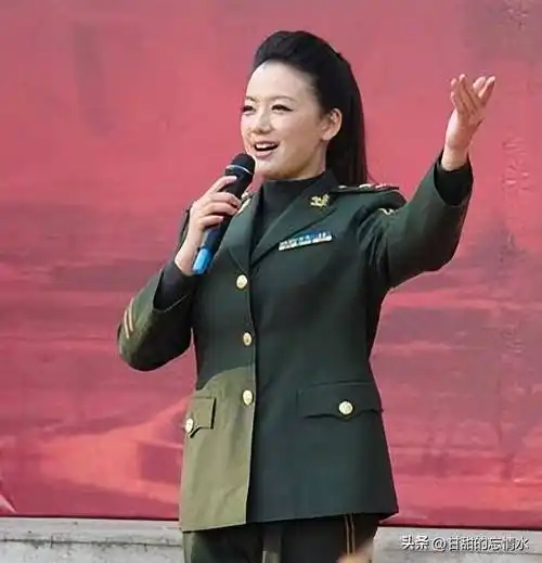 柏文是一位有21年军旅生涯的歌手,先是在南京武警总队文工团当了五年