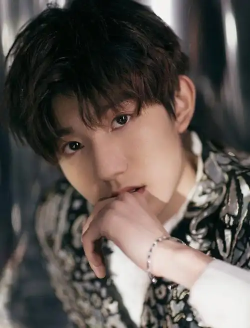 了王源最新的杂志大片,片中他眉眼分明直视镜头,眼神凌厉深邃霸气外露