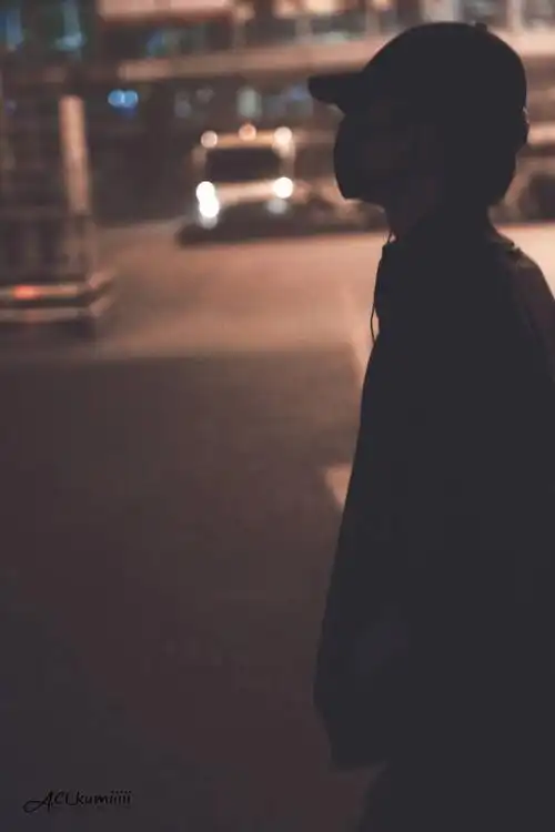 易烊千玺女友视角美图来袭黑白色系彰显清冷气质