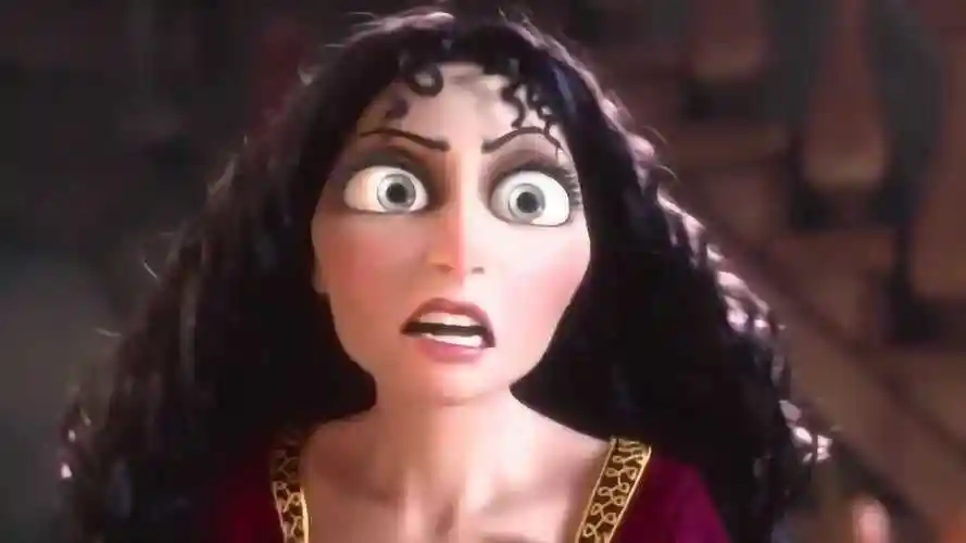 长发公主巫婆对着乐佩发脾气乐佩话到嘴边又没有说出来