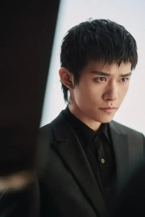 易烊千玺直播全黑西装造型