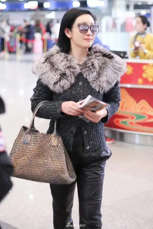 秦海璐素颜亮相皮肤细嫩短发飒爽羽绒服遮肚