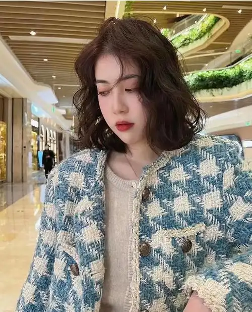 取而代之的是齐肩烫,没错,现在流行的正是齐肩烫发型,这种短发同样是