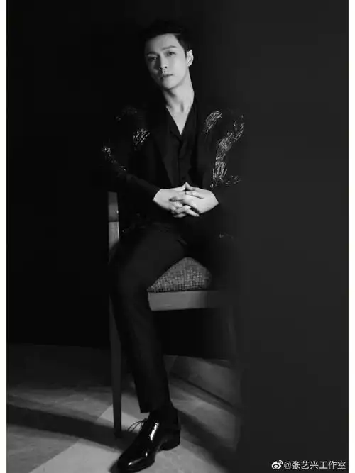 张艺兴西装皮鞋黑袜