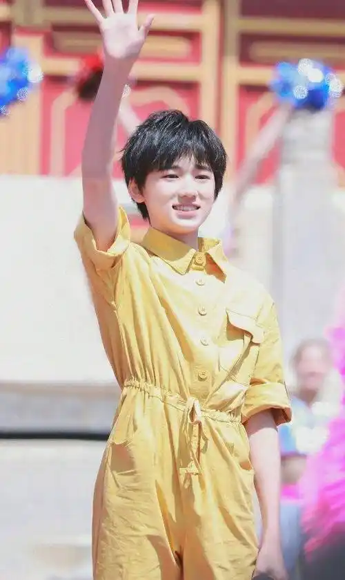 宋亚轩黑白大片来袭,精致下颚线魅力满满,五官优越超帅气_白色_脸部