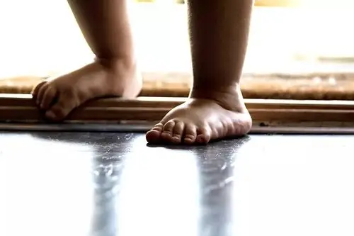 光脚走路真的可以让宝宝更聪明吗