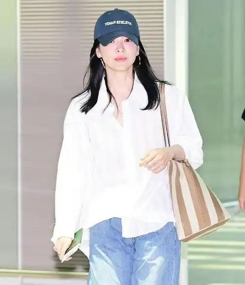 宋慧乔亮相机场,白衬衫牛仔裤显小清新风格,皮肤白皙笑容甜美|韩国