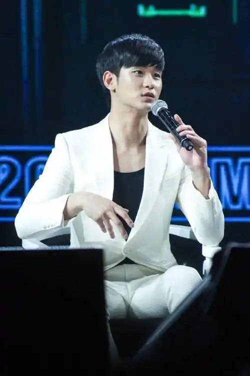 金秀贤出道13年颜值不减穿西装干净帅气再演十年偶像剧没问题