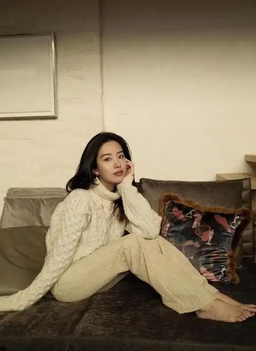 杨采钰气质这块拿捏得太稳穿黑色v领针织裙慵懒浪漫随性时髦