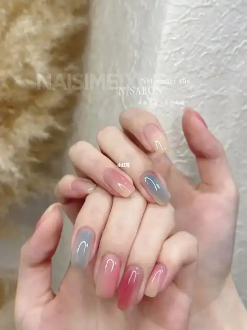 冰透浅色渐变晕染美甲