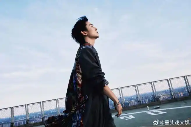 李承铉天台大片看得人脚软#@李承铉的楼顶写真氛围感和帅气直接拉满!