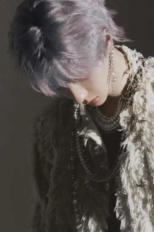 王一博银发撕漫感大片