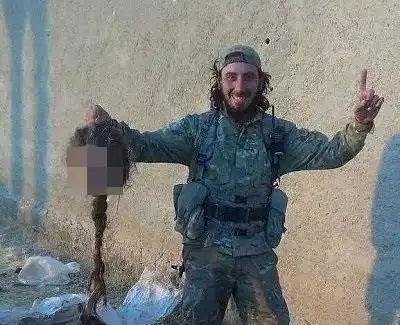 is残杀「正妹库德战士」 还把提头的灿笑合照po上网