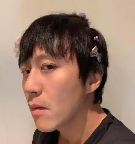 邓超晒自拍秀自己的发量,小细节逗乐大家,又遭到调侃了?