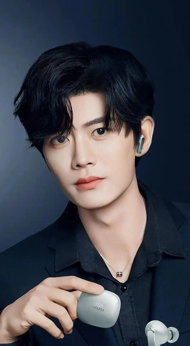 "世界最亮的星辰是你温柔的眼神" #任嘉伦 #壁纸  - 抖音