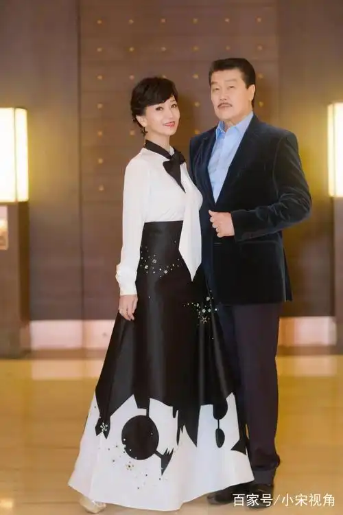 小宋视角:女神赵雅芝和她老公现身,总是十指紧扣