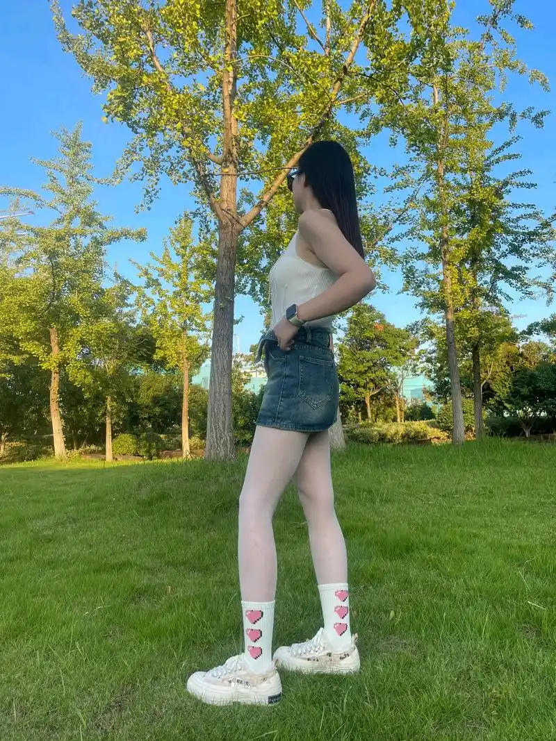 牛仔短裙搭配白色丝袜,夏天也可以这样清爽迷人