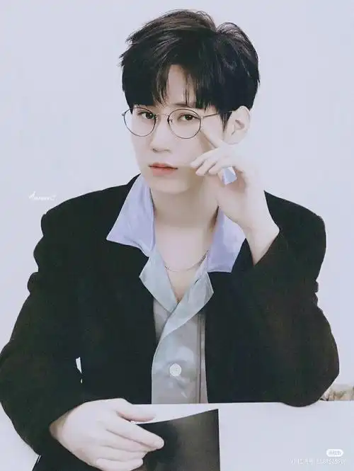 张真源帅气图来了