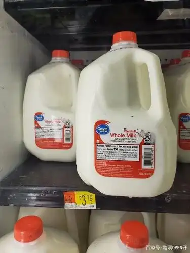 去年的"涨价大王"牛奶,今年的价格下降了一毛钱,一加仑的大瓶牛奶是$