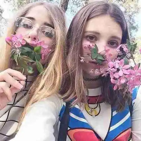 微信唯美手绘女生头像嘴中叼花点击鼠标右键下载