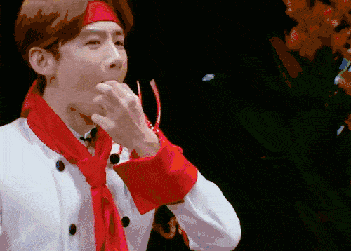 相同时间内,看谁能更快喝完一瓶可乐,并成功吹口哨,最快者胜出.