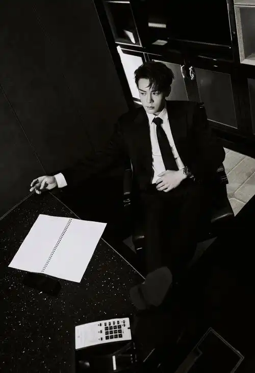 曾舜晞joseph身着poem高级定制系列渐变蓝色西装,搭配zuti牛津鞋