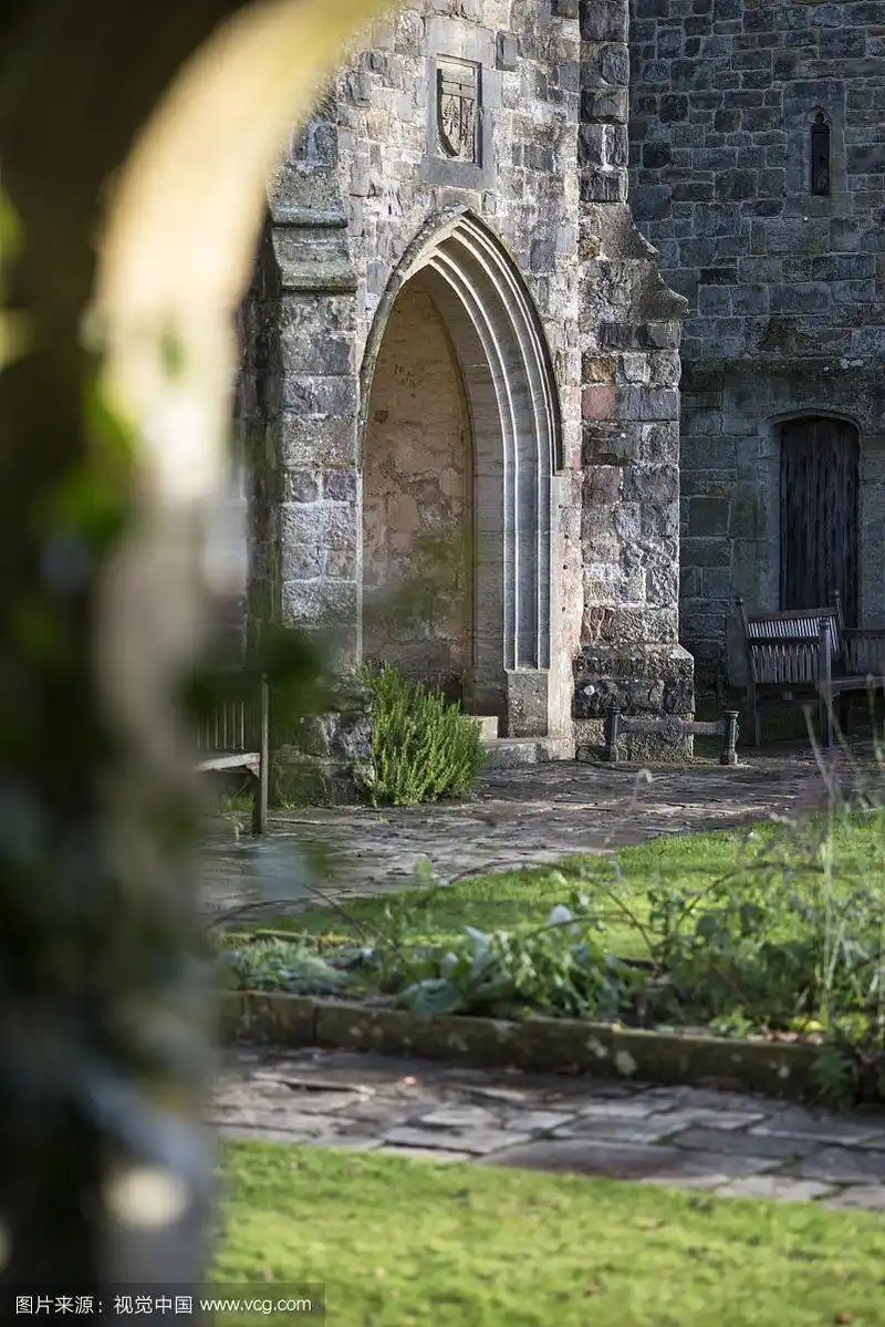 透过石拱进入中世纪景观花园,有浅景深的焦点需要