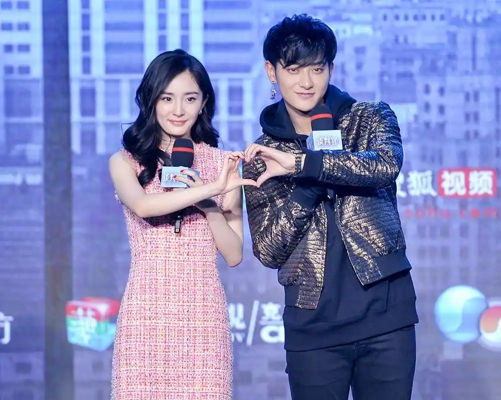 继《真正男子汉》后杨幂与黄子韬再同框《谈判官》发布会