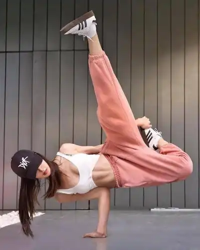 颜值爆表马甲线蜜桃臀全部在线这个钢琴女神有着无数女生都想要的身材