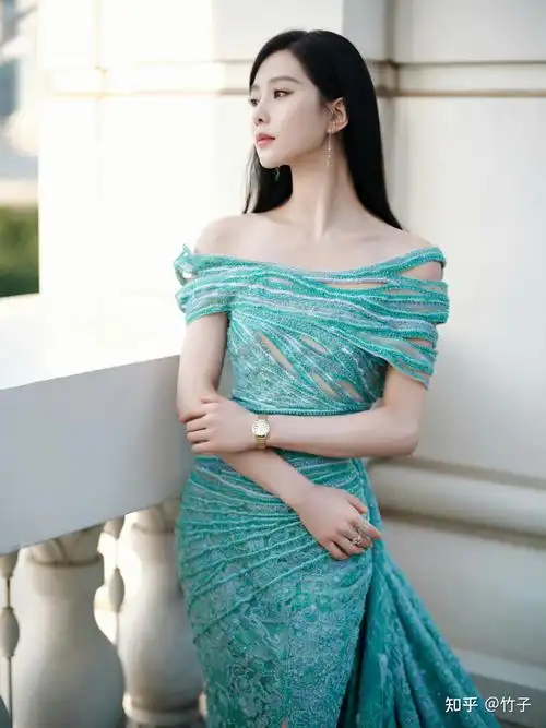 刘诗诗最新美照大放送一袭蓝绿色刺绣礼服裙淡雅至极清新脱俗