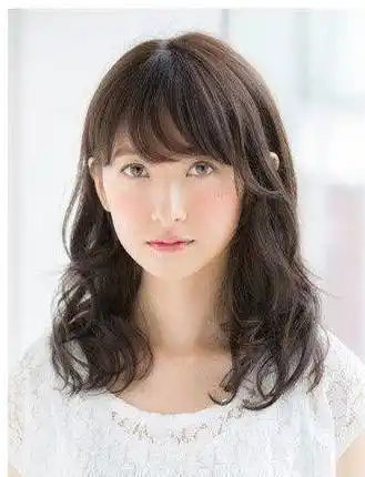 女生斜刘海发型图片轻松助你修颜又减龄