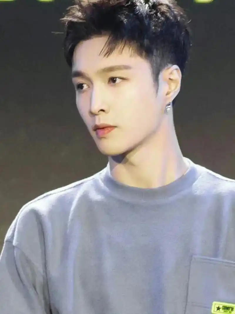 exo爱丽 #张艺兴 我发现有些莲粉每次都是一有那个服装或 - 抖音